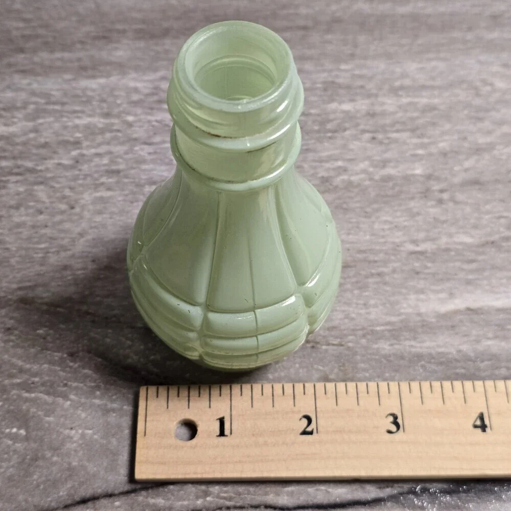 Vintage Jadeite Uranium Glass Powder Jar Shaker Base Art Deco 4” UV Reactive Glo